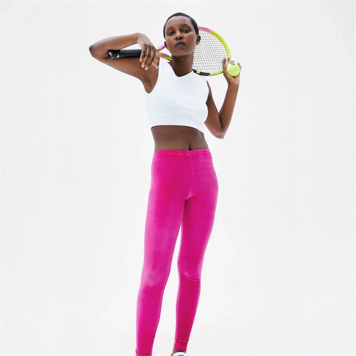 Tenue tennis femme avec legging rose fuchsia et top blanc – look athleisure