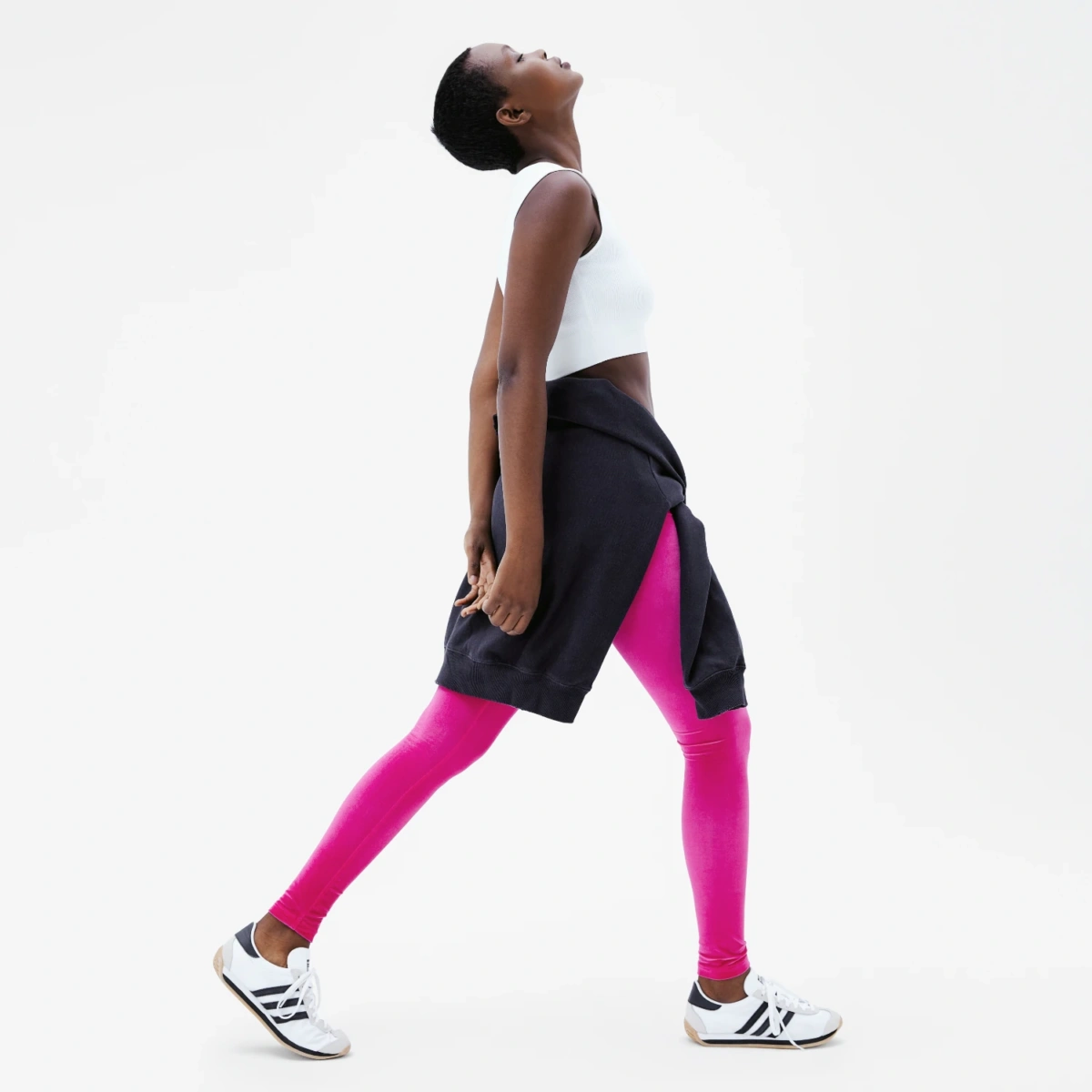 Femme en legging rose fuchsia velours en marche – tenue sport et lifestyle tendance