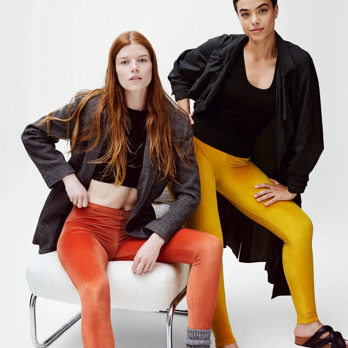 Legging velours jaune safran coupe classique porté en duo avec le legging orange mécanique