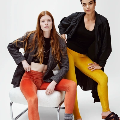 Legging velours lisse Jaune Safran, Coupe Classique Legging velours jaune safran coupe classique porté en duo avec le legging orange mécanique