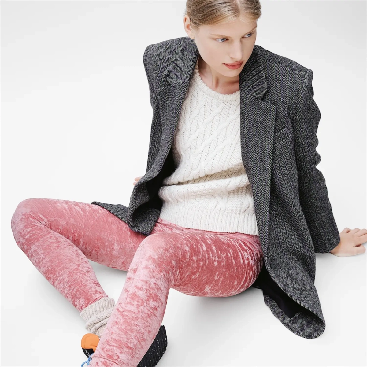 Femme portant legging velours texturé rose corail coupe classique look lifestyle
