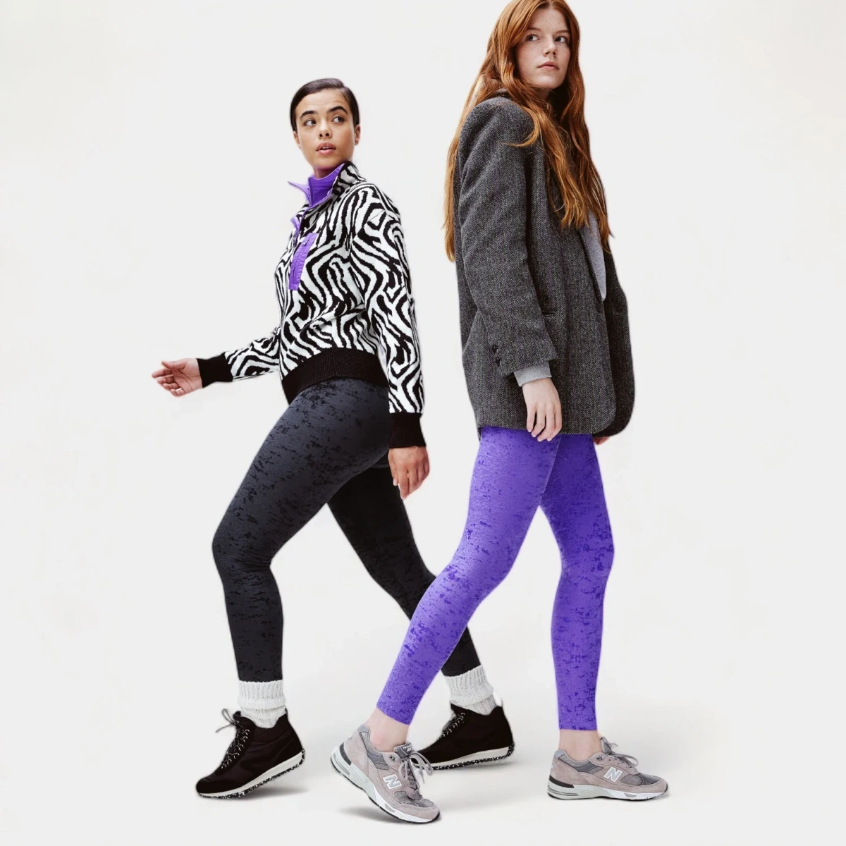 Legging velours frappé ultra violet porté en look lifestyle femme