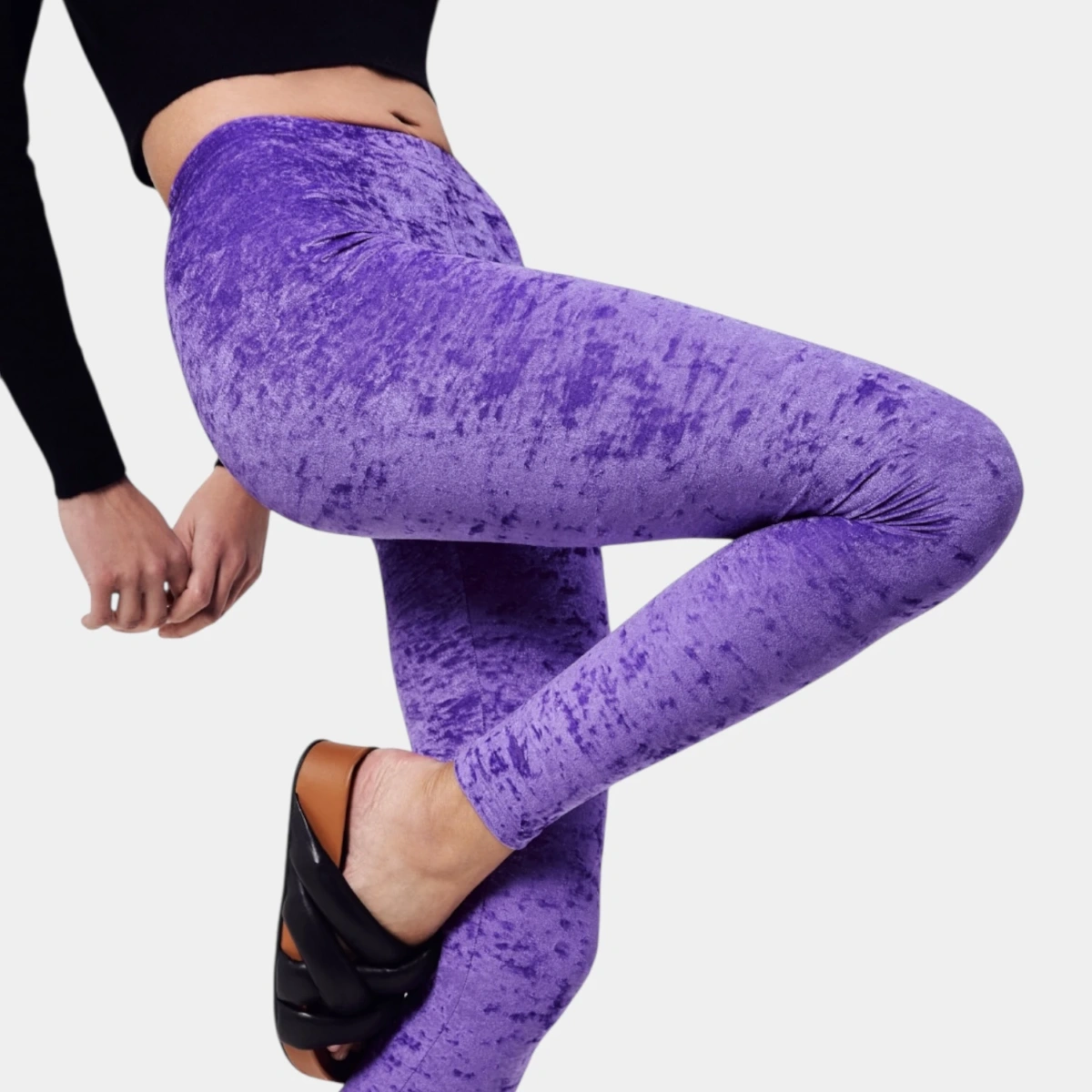 Zoom sur le velours frappé ultra violet – détail matière du legging