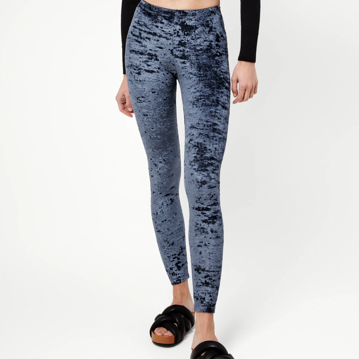 Détail Matière Legging Velours Frappé Bleu Allure – Texture Velours Premium Coupe Classique