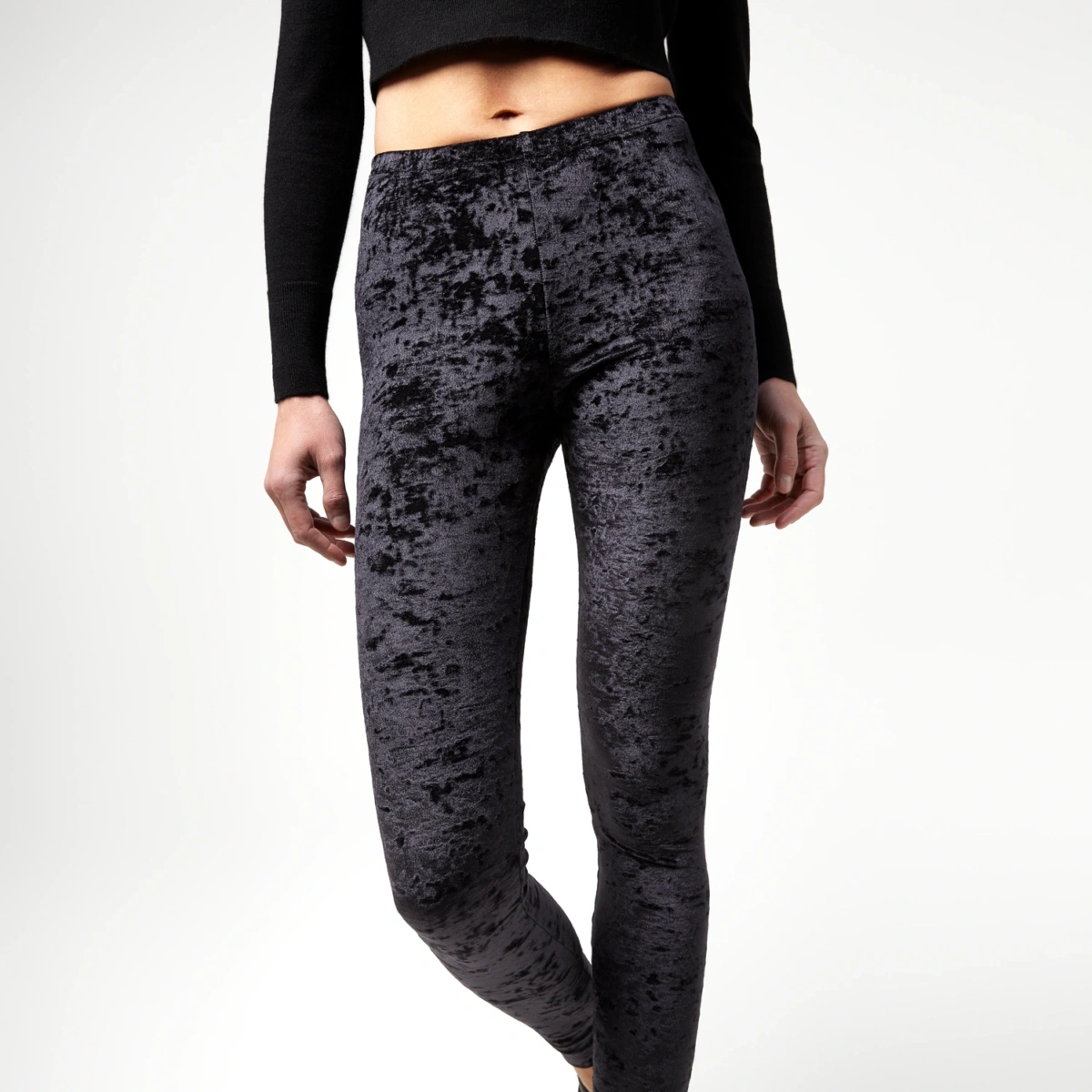 Zoom Matière Legging Velours Frappé Noir Signature – Texture Velours Premium