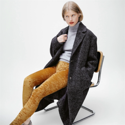 Legging femme en velours frappé or – look avec manteau long