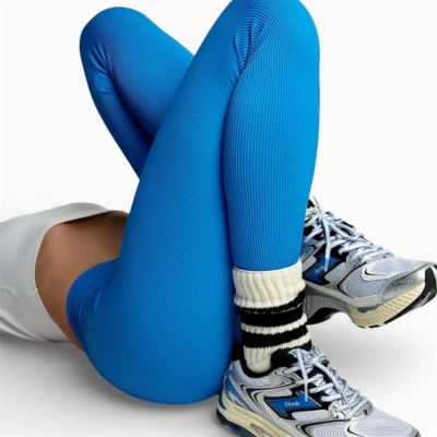 Legging côtelé Blue Jean - Coupe Classique Legging côtelé écofriendly bleu ciel avec chaussettes et baskets