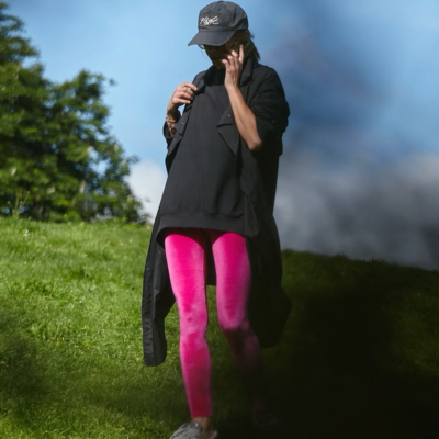 Legging velours rose fuchsia coupe classique femme – look lifestyle avec trench noir et casquette – Pattes de Velours Paris