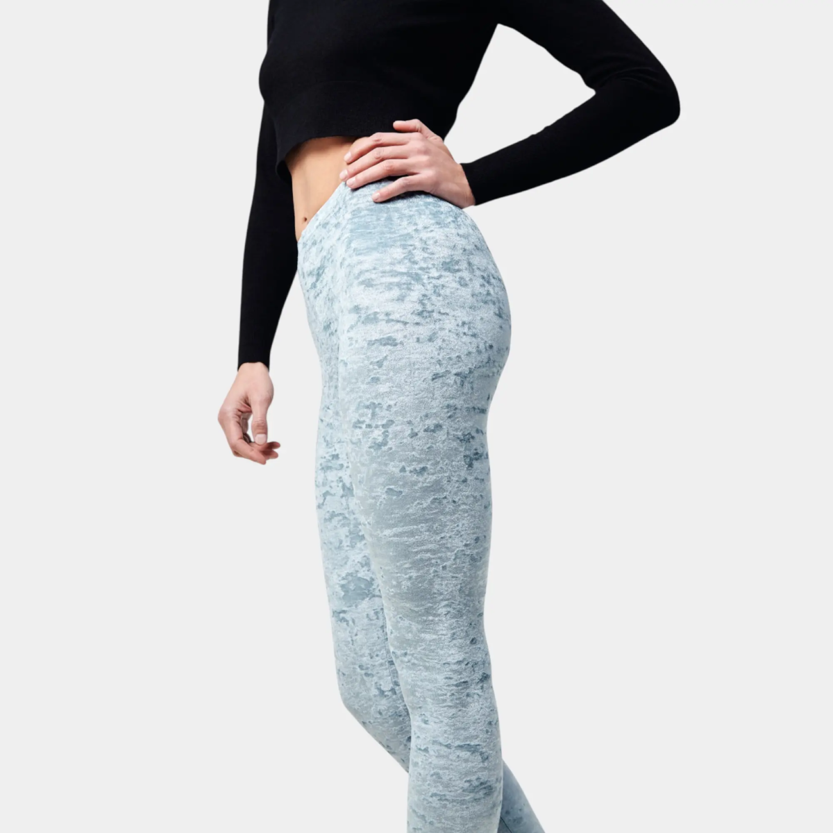 Vue de côté d’un legging bleu d’été en velours texturé porté par une femme