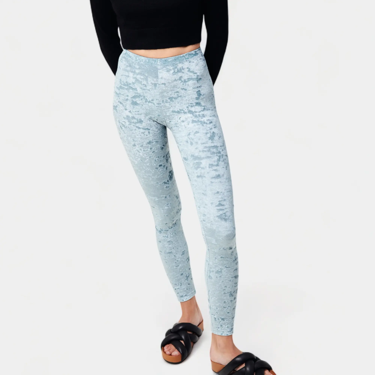 Vue frontale d’un legging bleu d’été en velours à texture légère