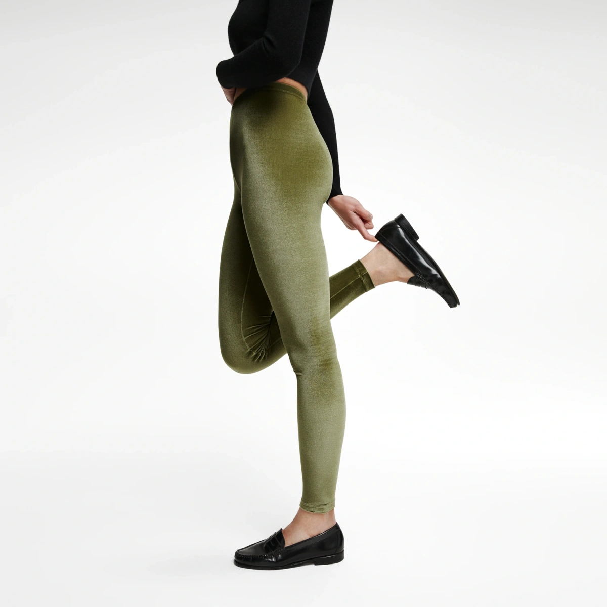 Legging velours Army Green coupe classique femme profil jambe pliée - style moderne casual chic en velours
