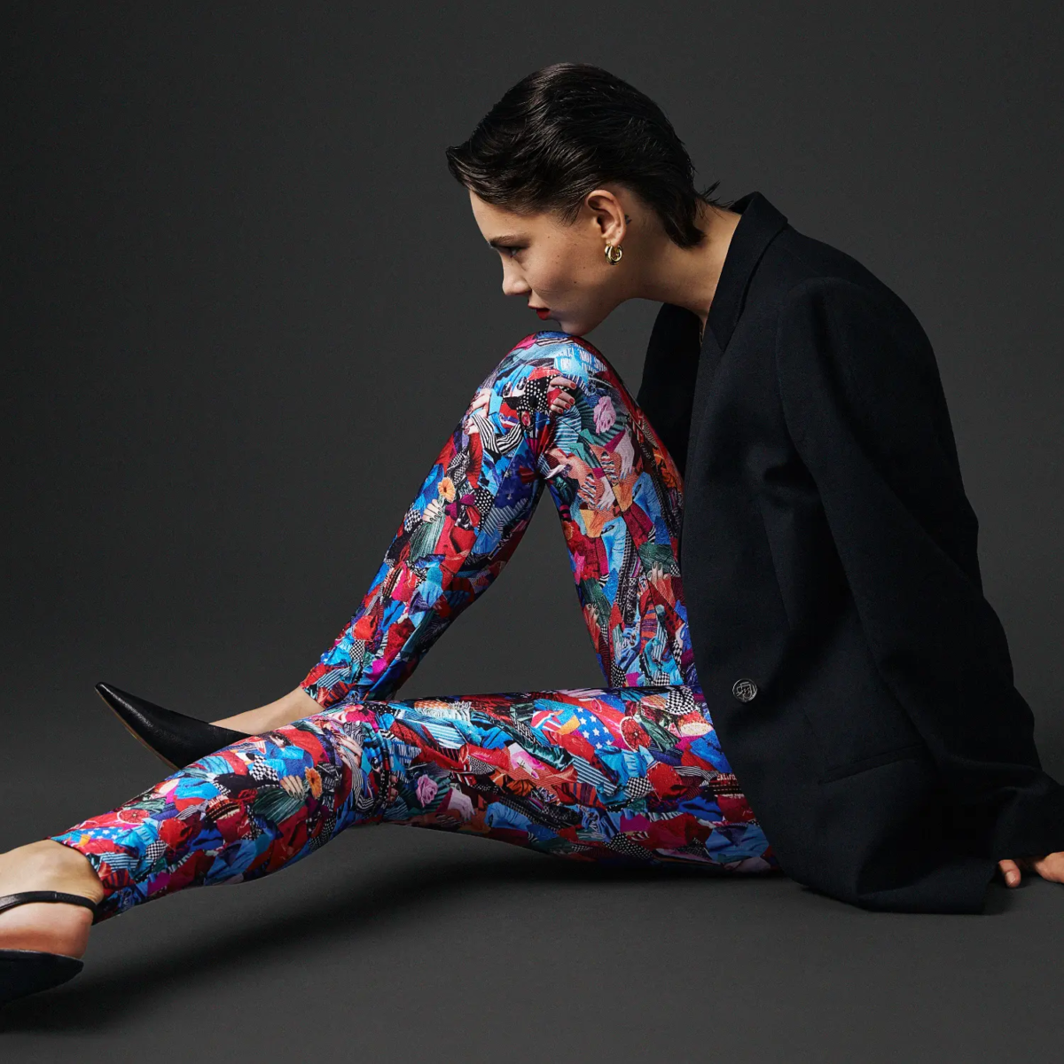 Look mode femme, legging imprimé Kiss Kiss porté avec veste noire
