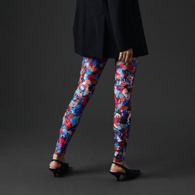 Tenue féminine, legging imprimé Kiss Kiss associé à une veste noire – vue arrière