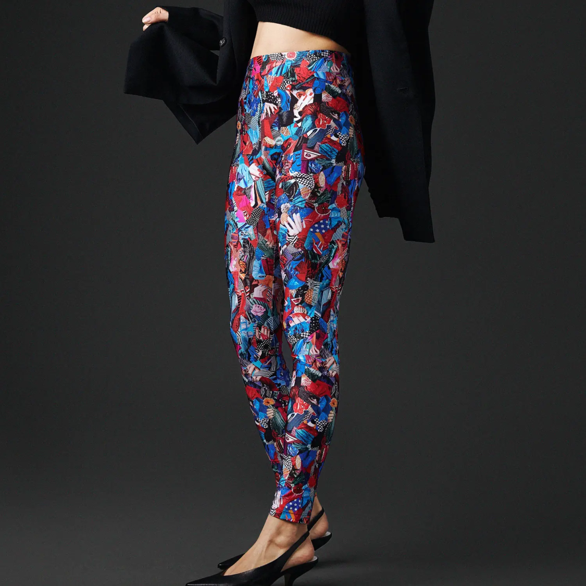 Look élégant femme, legging imprimé Kiss Kiss et veste noire – profil
