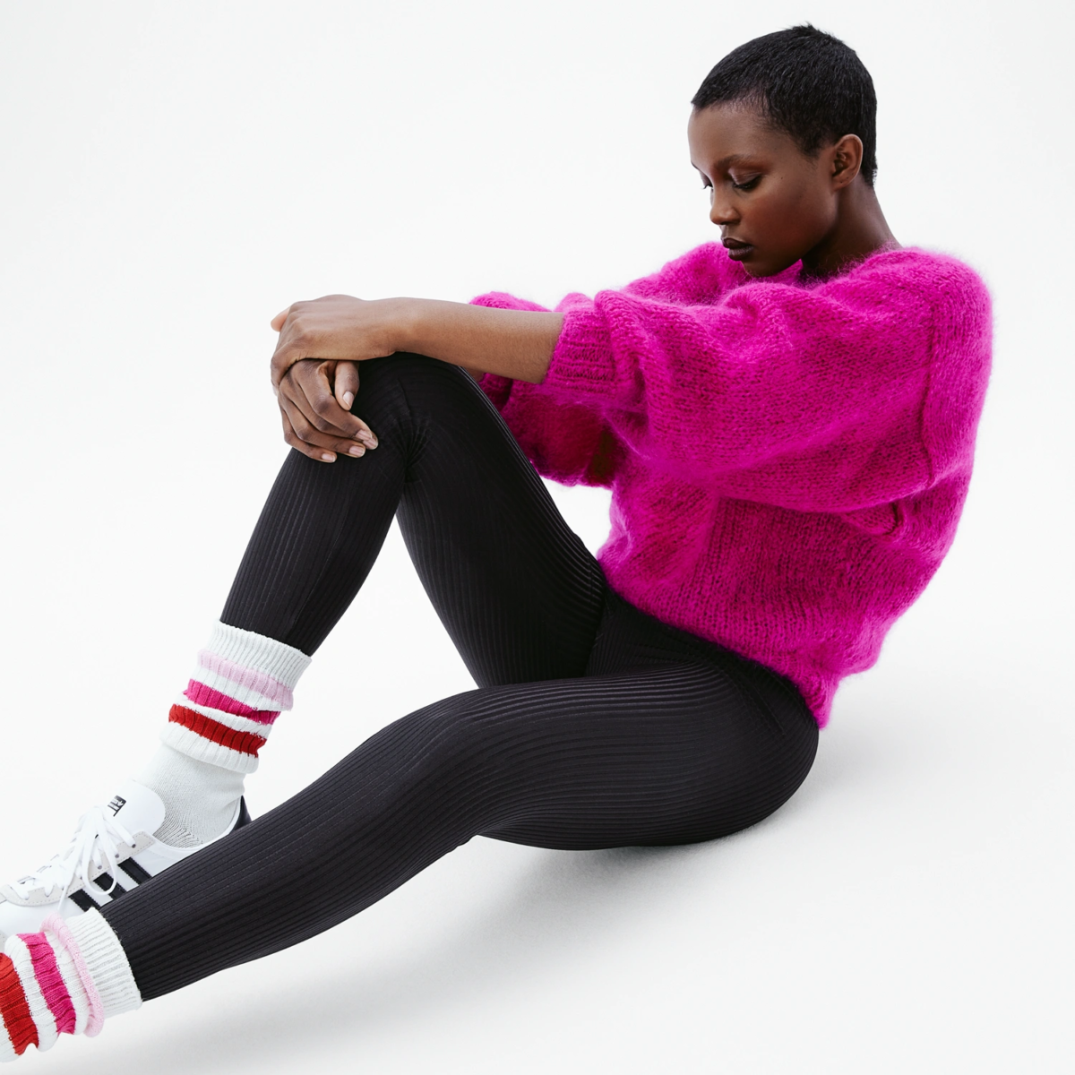 Look mode femme avec legging satiné côtelé Iconic Black, tenue lifestyle