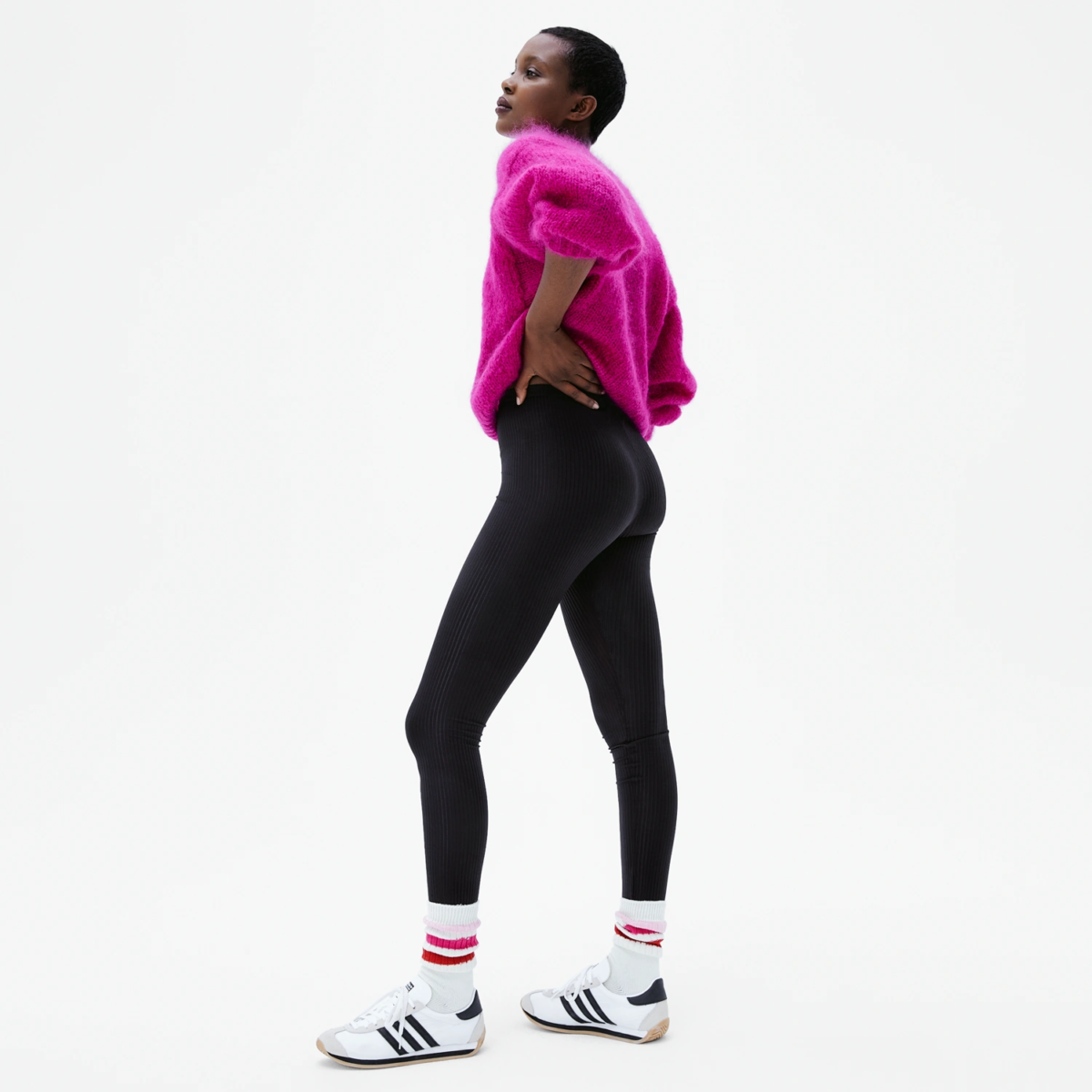 Legging satiné côtelé Iconic Black porté par une femme, look décontracté profil