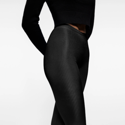 Zoom matière legging satiné côtelé Iconic Black pour femme