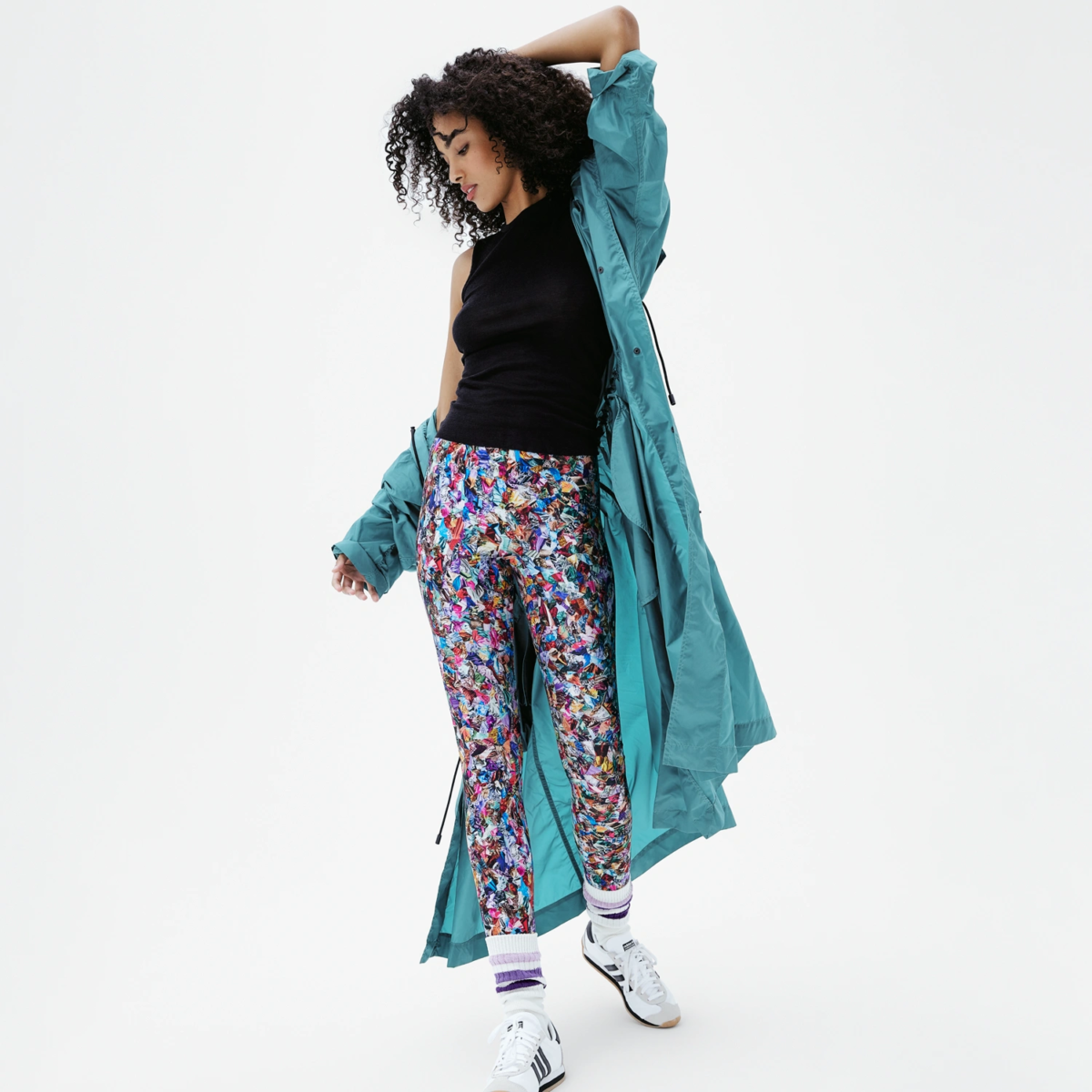 Look mode femme avec legging satiné imprimé confetti et manteau long turquoise – vue de face
