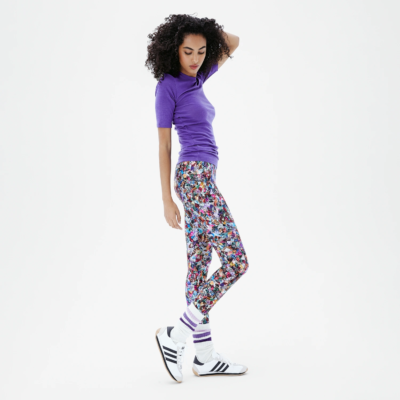 Look sportif femme avec legging satiné imprimé confetti et t-shirt violet – vue de profil