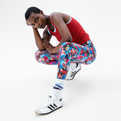 Look casual femme avec legging satiné imprimé Kiss Kiss et débardeur rouge