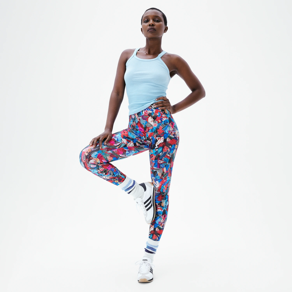 Look mode femme avec legging satiné imprimé Kiss Kiss et débardeur bleu clair