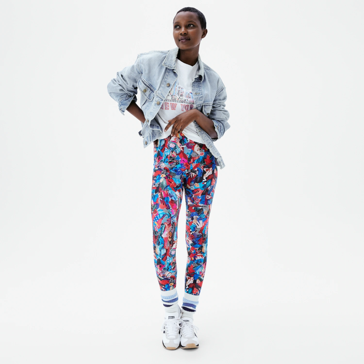 Look mode femme avec legging satiné imprimé Kiss Kiss et veste en jean