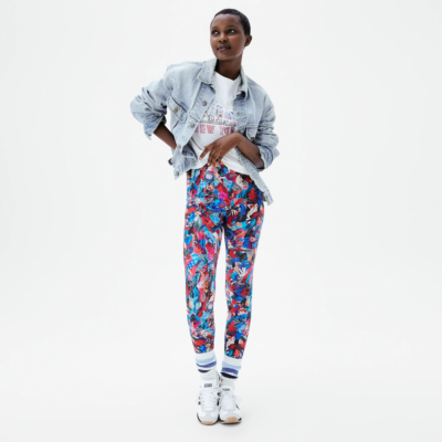 Look mode femme avec legging satiné imprimé Kiss Kiss et veste en jean