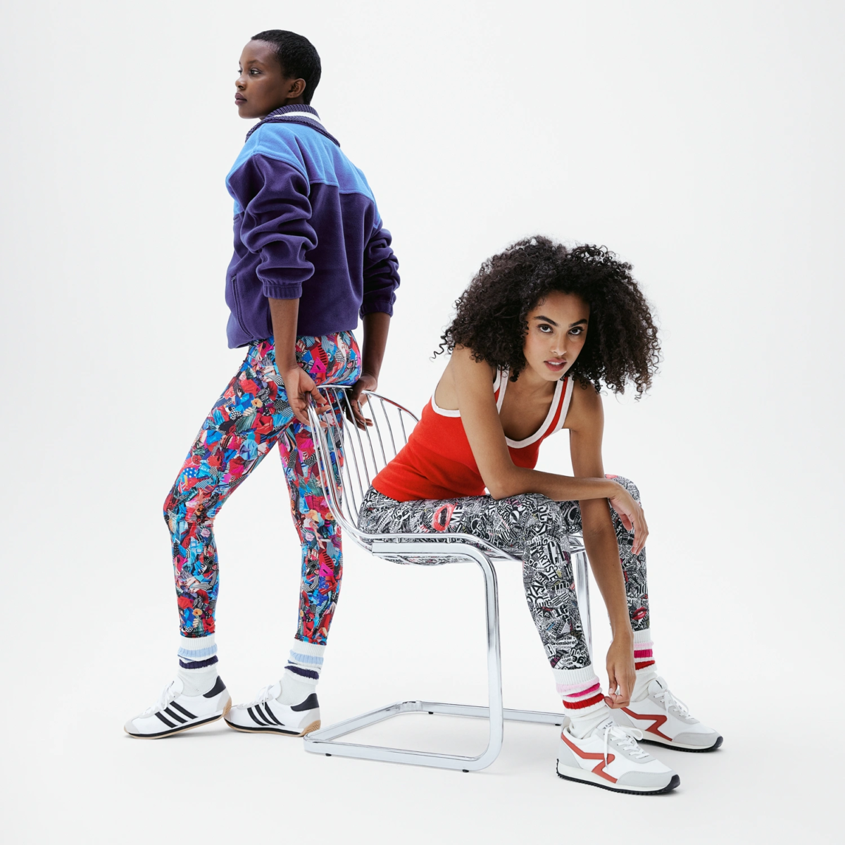 Deux mannequins en look mode avec legging satiné imprimé Talking Legs noir et blanc et legging satiné imprimé Kiss Kiss coloré