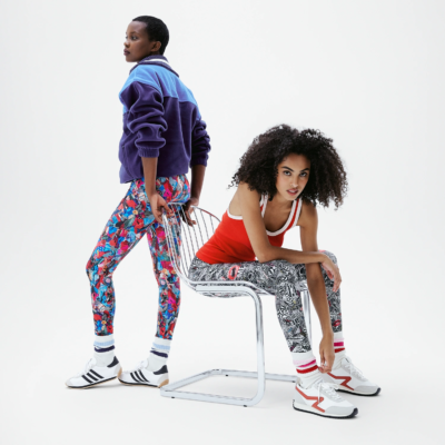 Deux mannequins en look mode avec legging satiné imprimé Talking Legs noir et blanc et legging satiné imprimé Kiss Kiss coloré