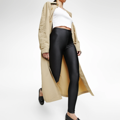 Femme en legging satiné noir Classic Black coupe classique, look casual élégant avec trench long beige en mouvement