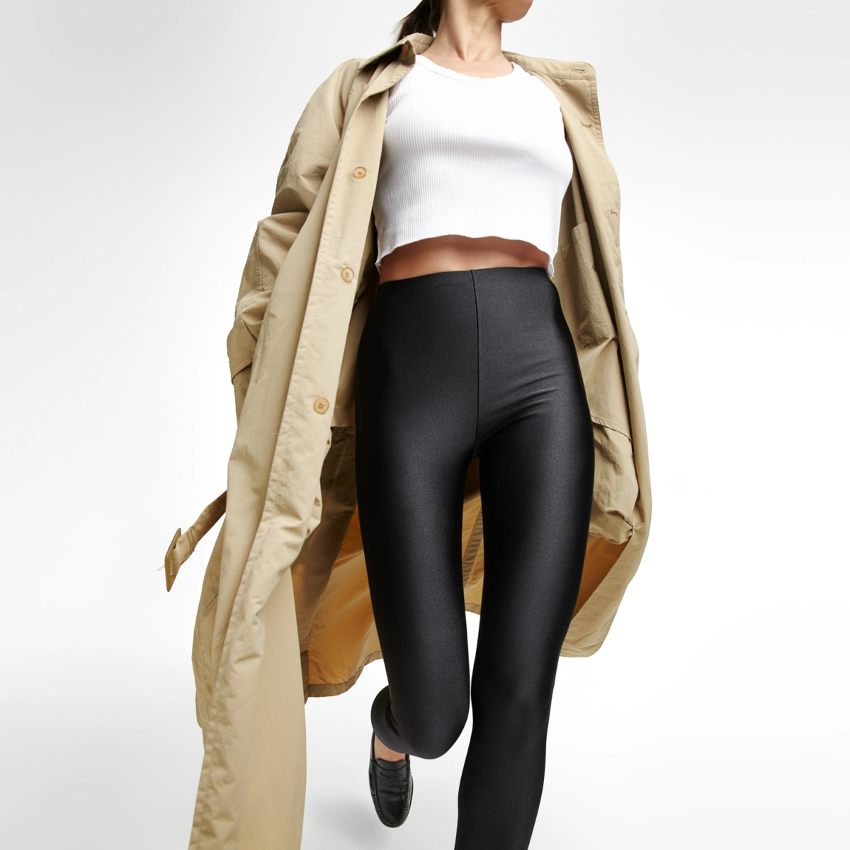 Legging satiné noir Classic Black coupe classique femme, gros plan détaillant la matière brillante et ajustée