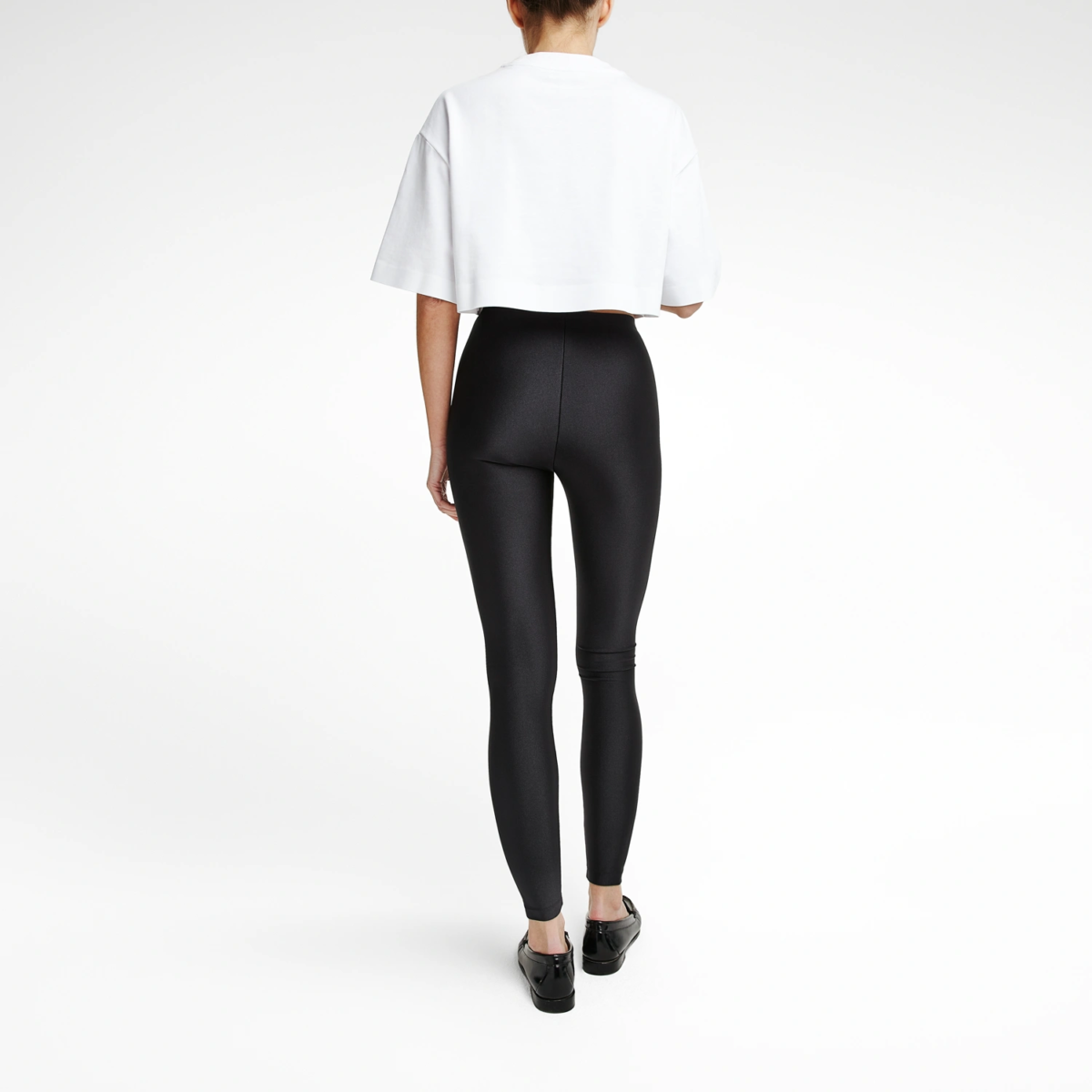 Legging satiné noir Classic Black coupe classique femme vu de dos, taille haute et silhouette affinée