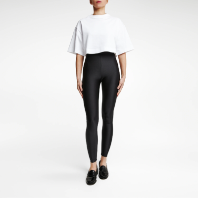 Femme en legging satiné noir Classic Black coupe classique vue face, style sobre et élégant
