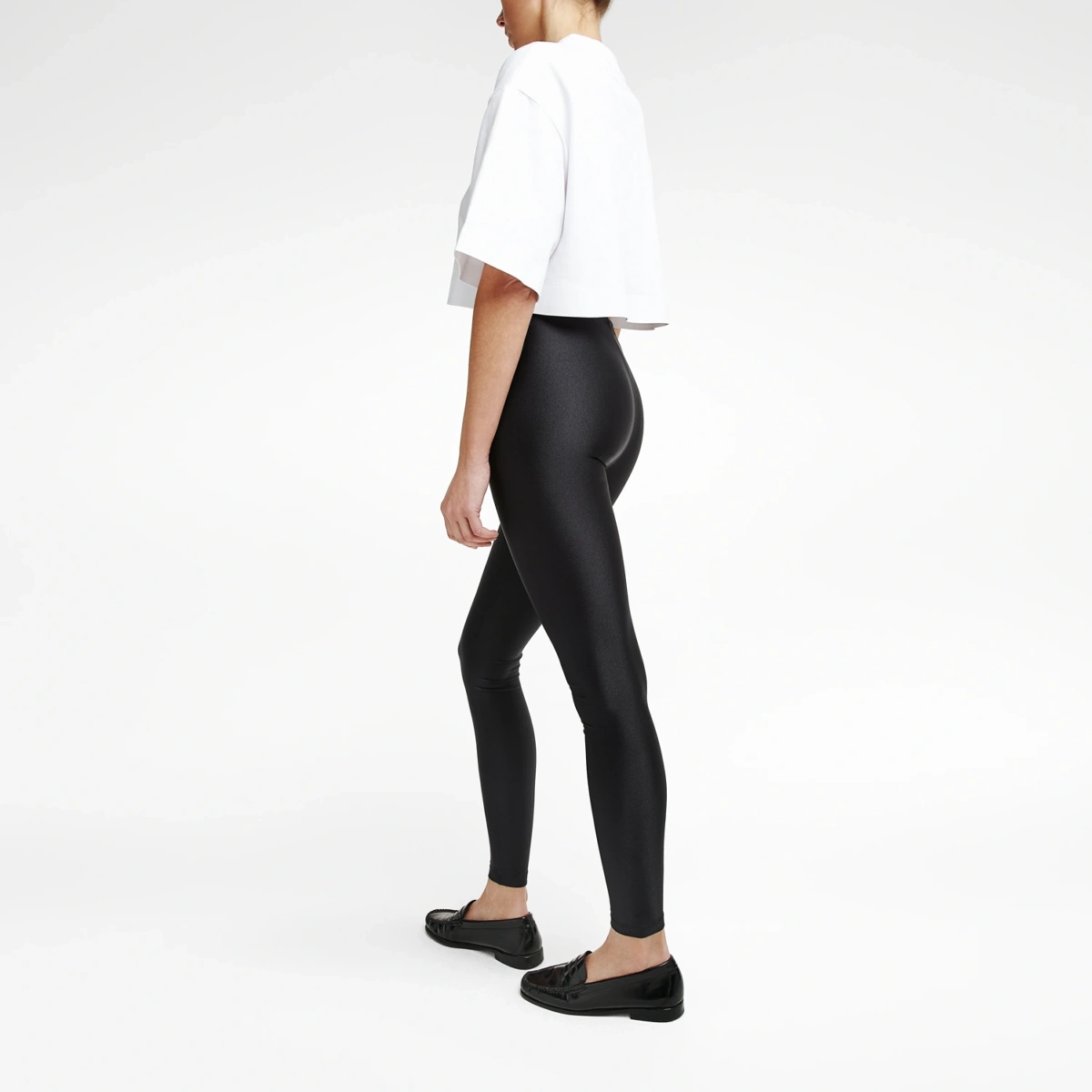 Legging satiné noir Classic Black coupe classique femme vu de profil, matière lisse et brillante élégante