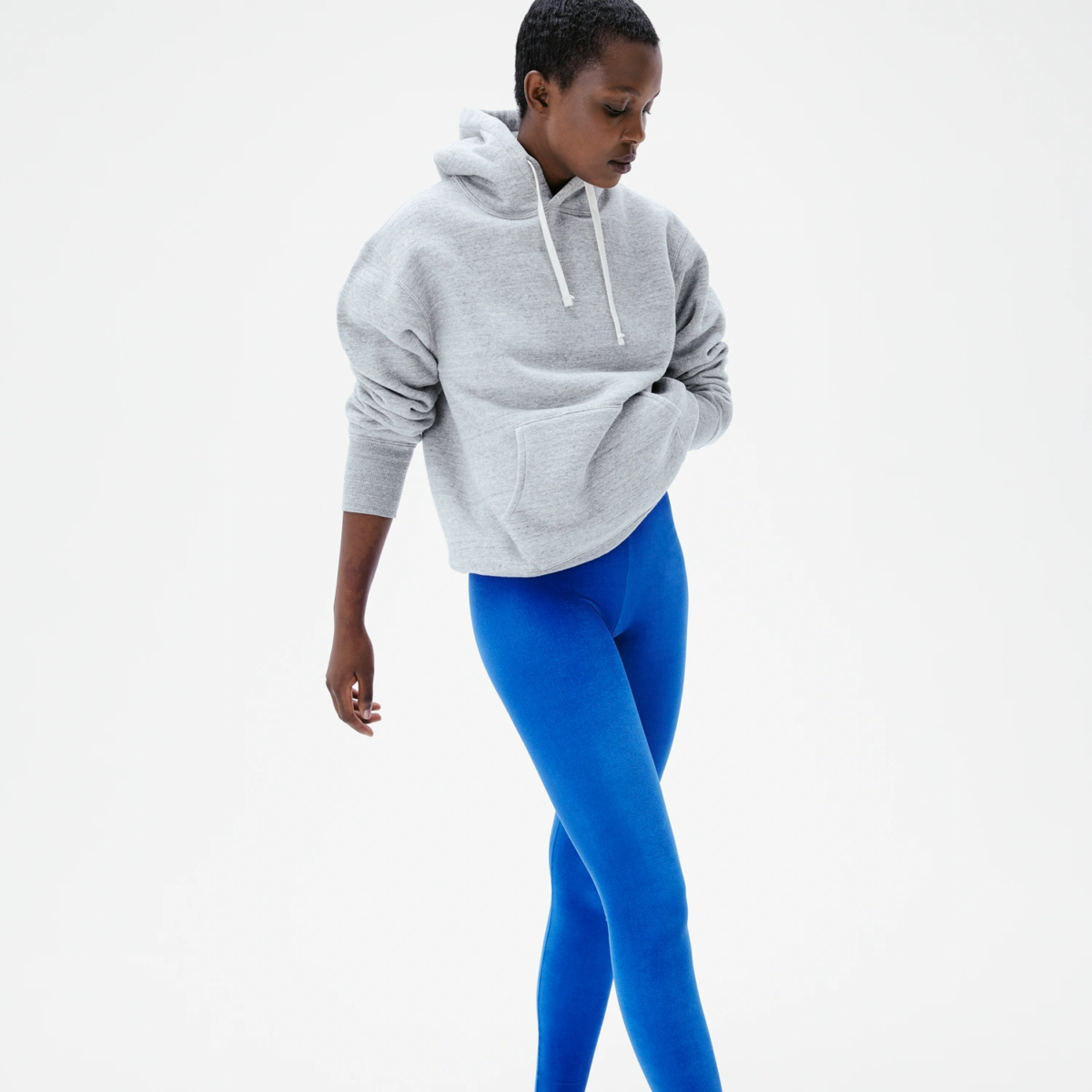 Legging velours bleu électrique coupe classique femme casual face avec hoodie gris lifestyle
