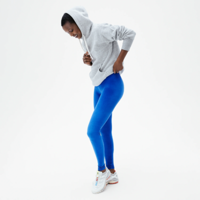 Legging velours bleu électrique femme casual profil avec sweat gris et baskets blanches