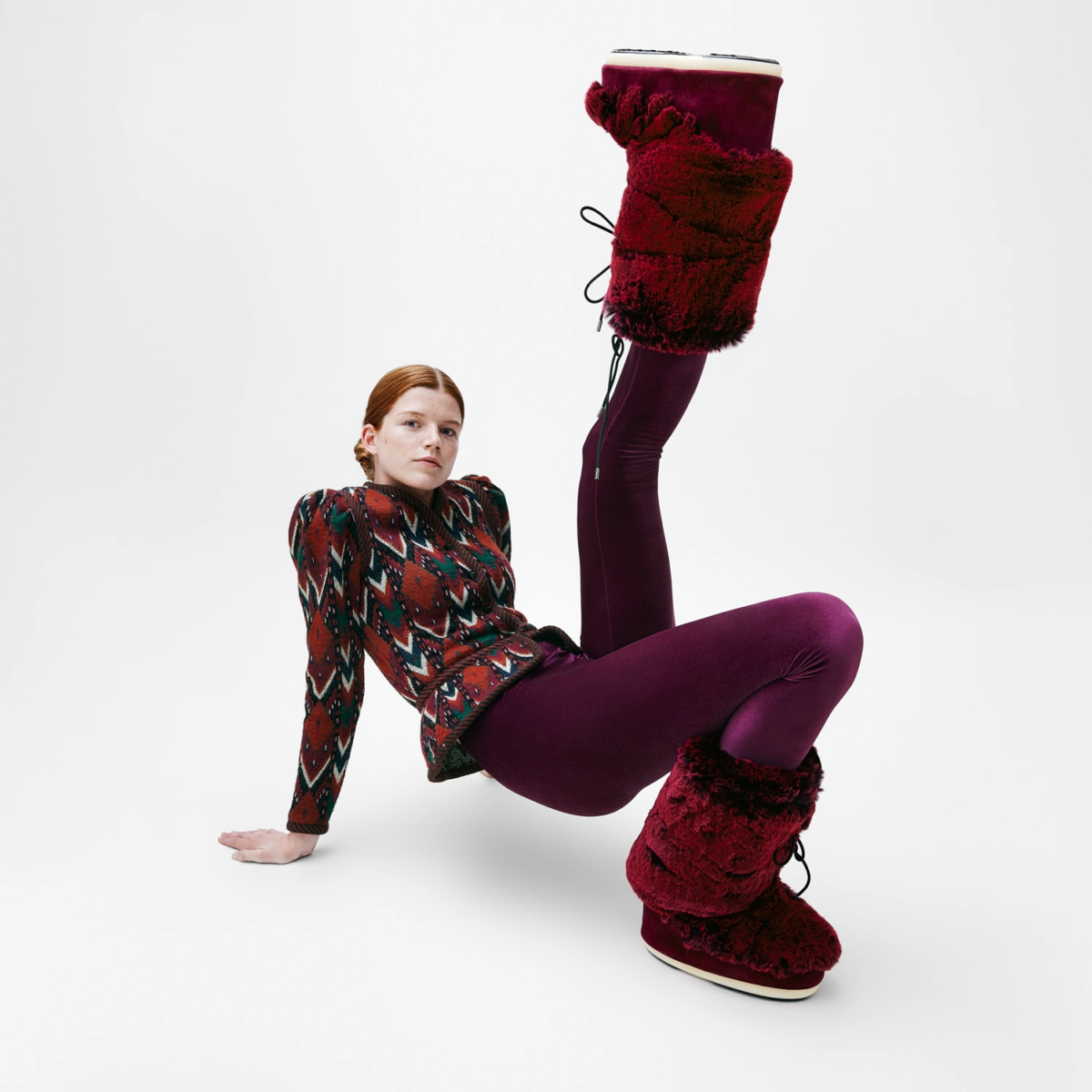 Legging en velours bordeaux gala, style élégant, porté avec veste graphique