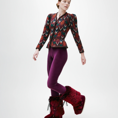 Legging en velours bordeaux gala, coupe ajustée, porté avec veste imprimée