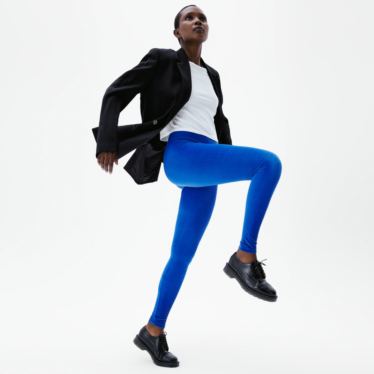 Legging velours Electric Blue coupe classique femme casual profil marche avec blazer noir