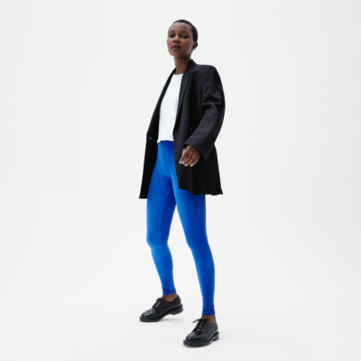 Legging velours Electric Blue femme coupe classique casual avec blazer noir et top blanc