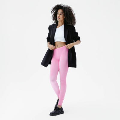 Look casual femme avec legging velours rose Pink 80's, porté avec veste noire