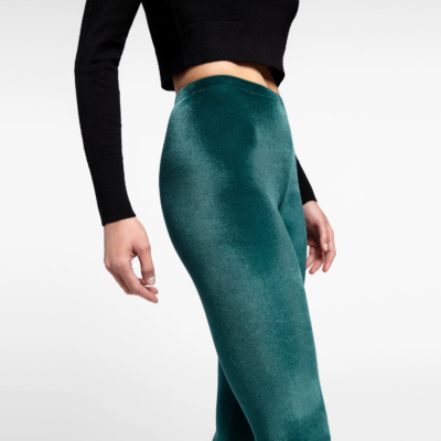 Legging velours lisse Vert Malachite - Coupe Classique Legging en velours vert malachite, gros plan sur la texture