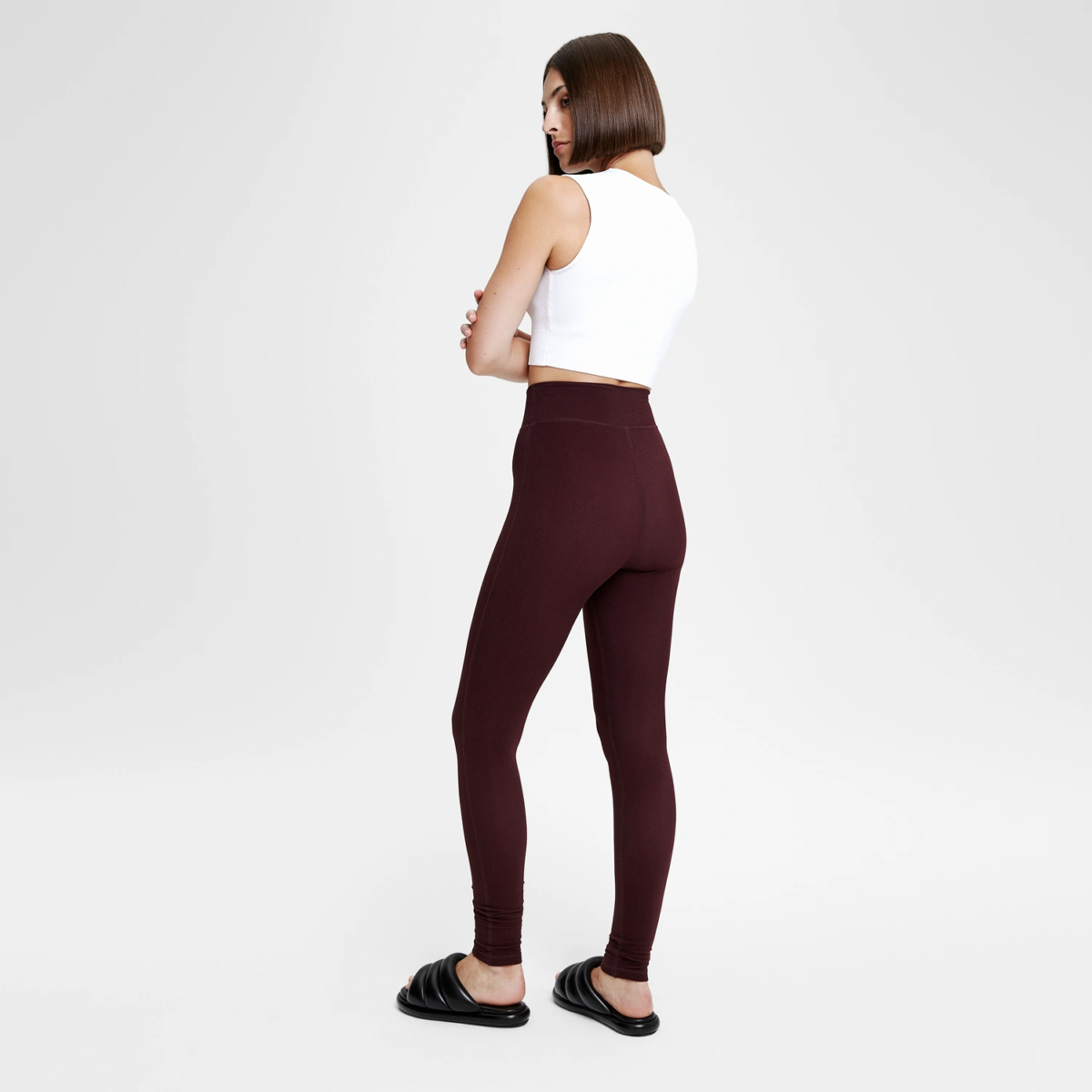 Profil femme en legging yoga rouge bordeaux coupe sportive, allure casual