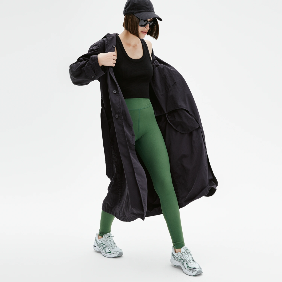 Femme en mouvement avec legging yoga vert forest green taille haute, style sporty chic, Pattes de Velours Paris