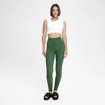 Femme en legging yoga vert forest green coupe sportive, crop top blanc et sandales noires, vue face complète