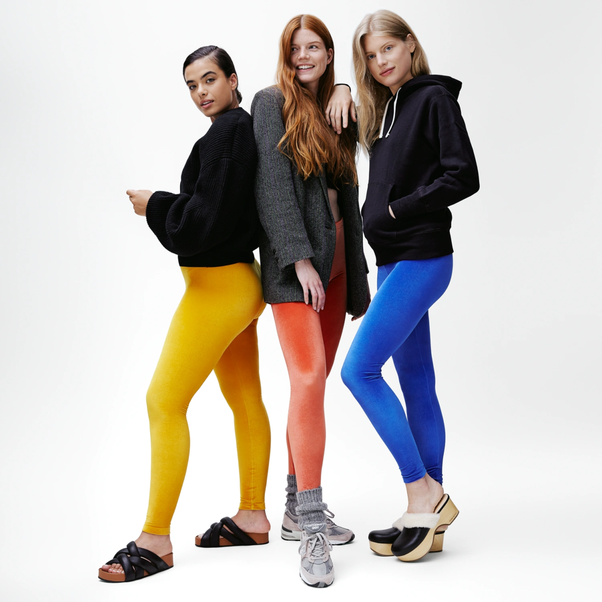 Legging velours jaune Van Gogh coupe classique porté aux côtés des leggings orange mécanique et bleu électrique