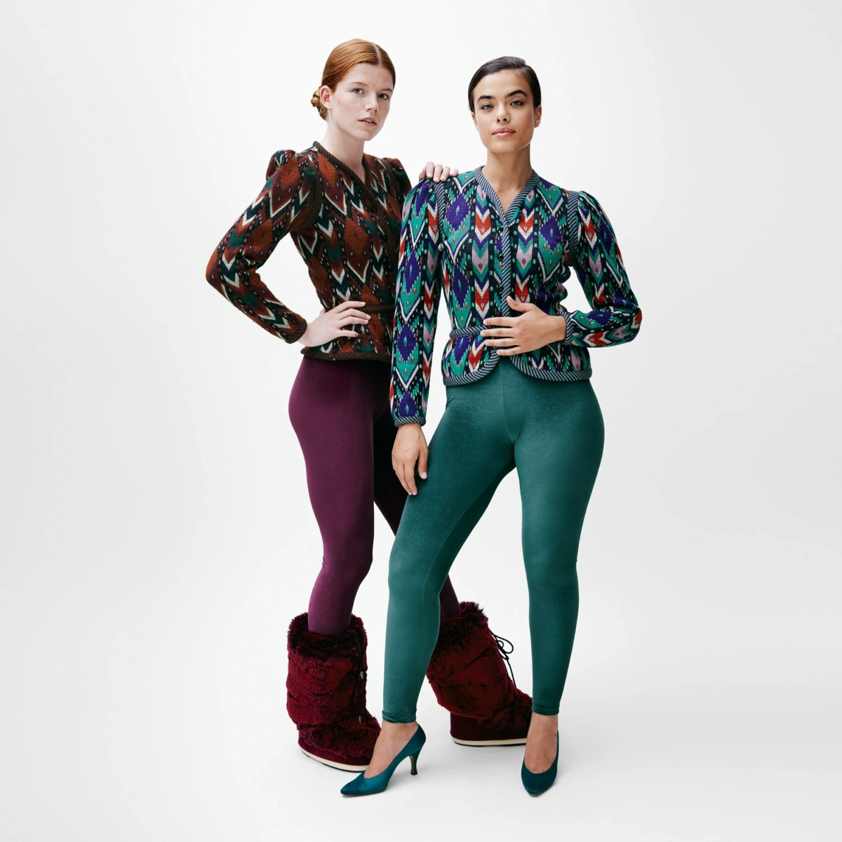 Leggings velours Bordeaux Gala et Vert Malachite, portés avec escarpins et boots d’hiver