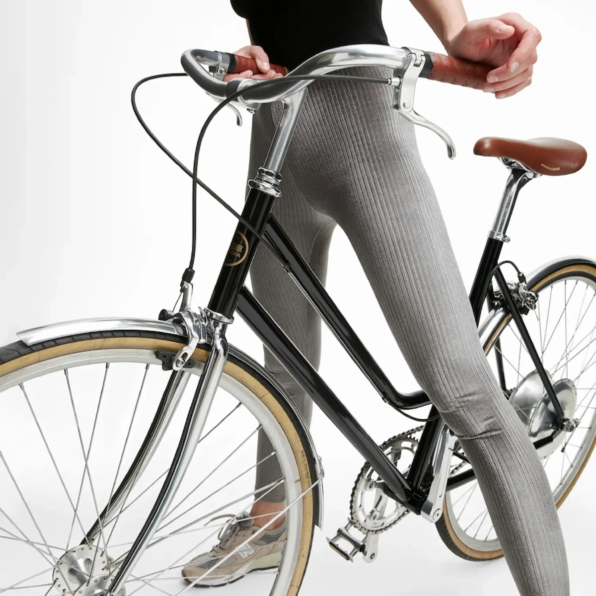Femme en mouvement à vélo, legging velours côtelé gris taille haute coupe sportive Pattes de Velours Paris