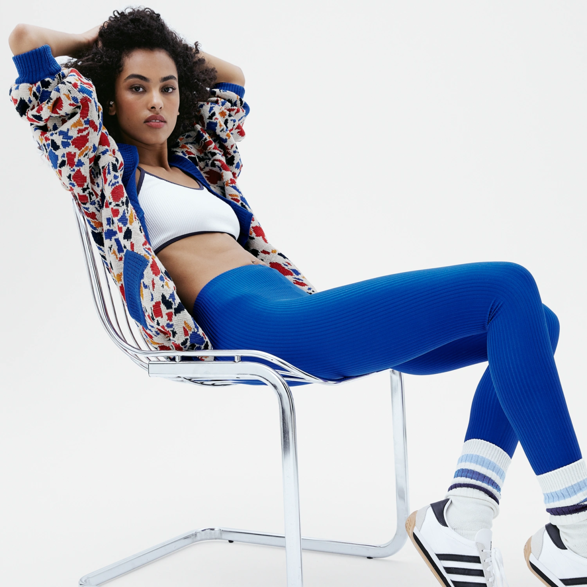 Legging satiné côtelé Magic Blue porté par une femme assise, look décontracté
