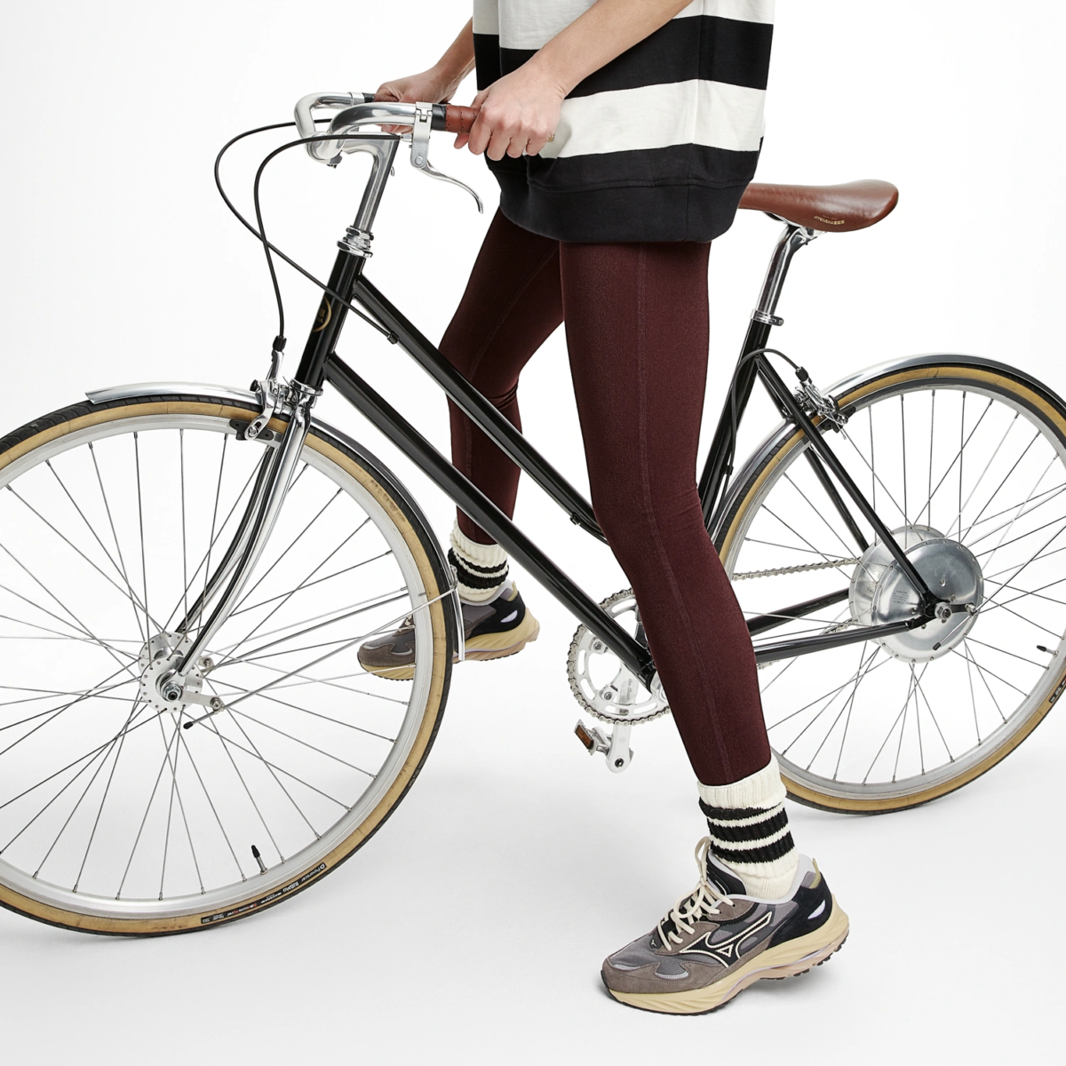 Femme portant un legging rouge bordeaux coupe sportive, look casual chic à vélo, Pattes de Velours Paris